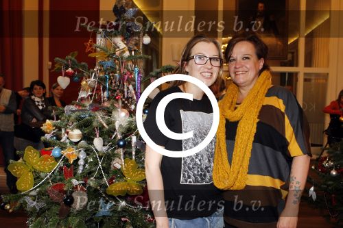 Amsterdam 8 december 2011
Bn ers tuigen kerstboom op voor het goede doel in artis. De aktie is mogelijk gemaakt door Sky radio. Xandra en Lola Brood
Peter Smulders bv