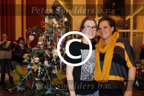 Amsterdam 8 december 2011
Bn ers tuigen kerstboom op voor het goede doel in artis. De aktie is mogelijk gemaakt door Sky radio. Xandra en Lola Brood
Peter Smulders bv