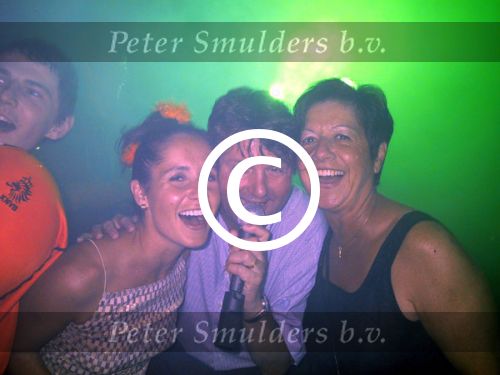 Dubai 3april 2001
Oranje feest
Albert West met Helen en Riet Gisbers



PETER SMULDERS BV