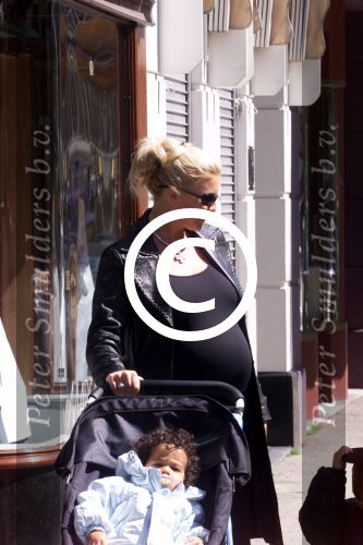 Amsterdam 7 mei 2001
Patrick Kluivert met zijn zwangere vrouw Angela en hun twee kinderen.

Peter Smulders bv