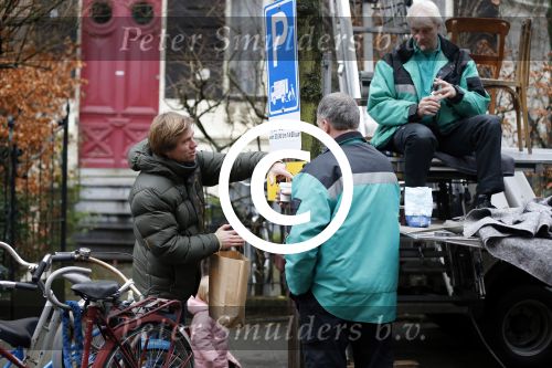 Amsterdam 22 december 2012
Isa Hoes aan het verhuizen naar haar nieuwe huis aan het vondelpark. Broer Antonie Kamerling
Peter Smulders bv