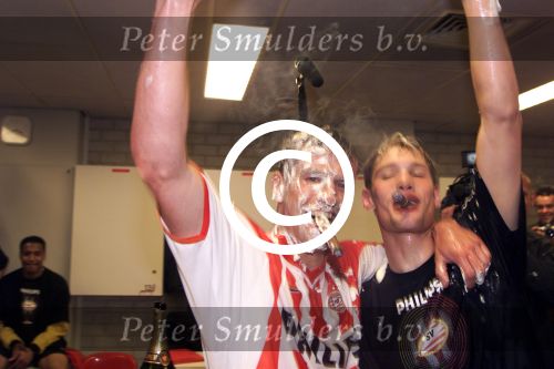Eindhoven 6 mei 2001

PSV-Heerenveen 3-0
PSV landskampioen.
Ernest Faber en Arnold Bruggink

Peter Smulders bv
