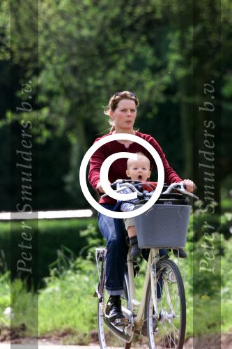 Neerijnen 3 mei 2001

Babette v Veen met haar zoontje

Peter Smulders bv