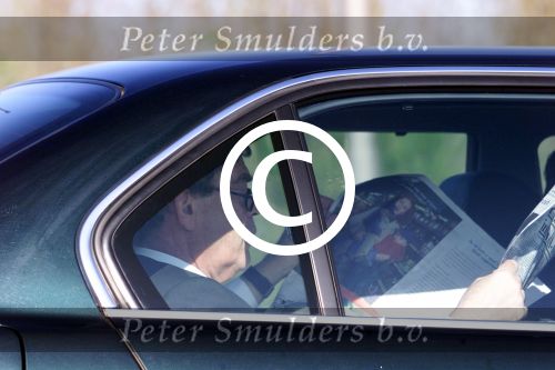 Amsterdam 7 mei 2001

Direkteur  van Heineken ,Carel Vuursteenleest achterin zijn auto de krant.

Peter Smulders bv