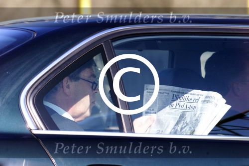 Amsterdam 7 mei 2001

Direkteur  van Heineken ,Carel Vuursteenleest achterin zijn auto de krant.

Peter Smulders bv