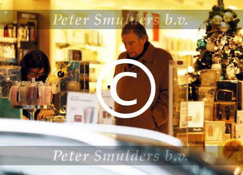Amsterdam 20 december 2012
Carel Vuursteen en Evelyne Struijk met vriend en dochter op de pc hooftstraat.
Peter Smulders bv