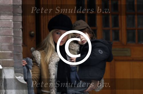 Amsterdam 15 januari 2013
Marco de vriend van Chantal janzen met hun zoontje in slee.
Peter SMulders bv