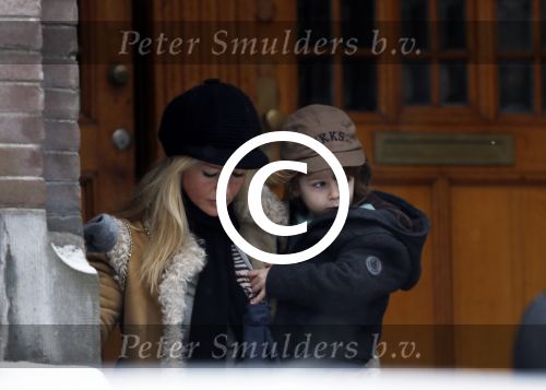 Amsterdam 15 januari 2013
Marco de vriend van Chantal janzen met hun zoontje in slee.
Peter SMulders bv
