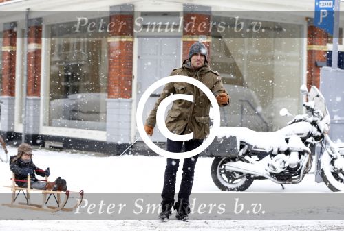 Amsterdam 15 januari 2013
Marco de vriend van Chantal janzen met hun zoontje in slee.
Peter SMulders bv
