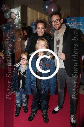 Amsterdam, 9 December 2012
Premiere Speelfilm de Drie Bengeltjes van K3
Charly Luske met Tanja Jess en hun kinderen
Foto Peter Smulders BV