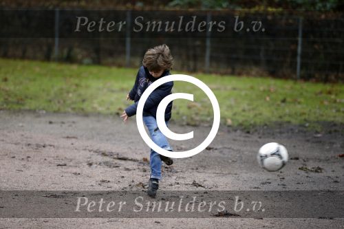 Hamburg 6 januari 2012
Sylvie v d Vaart vertrekt samen met damian en een vriendin met zoontje vanuit hun appartement / huis naar het park om met Damian te voetballen.
Peter Smulders bv