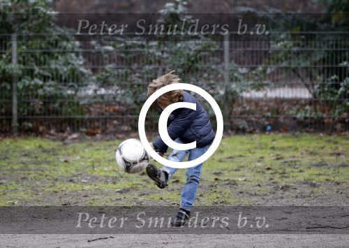 Hamburg 6 januari 2012
Sylvie v d Vaart vertrekt samen met damian en een vriendin met zoontje vanuit hun appartement / huis naar het park om met Damian te voetballen.
Peter Smulders bv