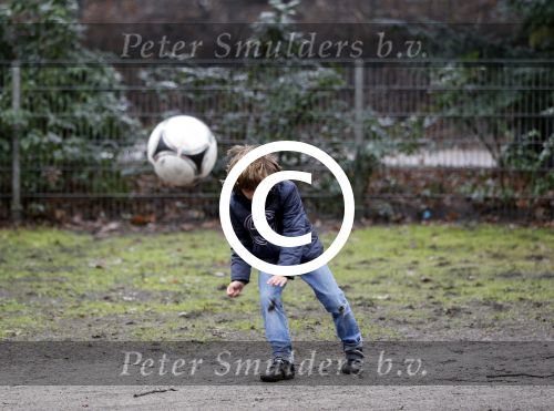 Hamburg 6 januari 2012
Sylvie v d Vaart vertrekt samen met damian en een vriendin met zoontje vanuit hun appartement / huis naar het park om met Damian te voetballen.
Peter Smulders bv