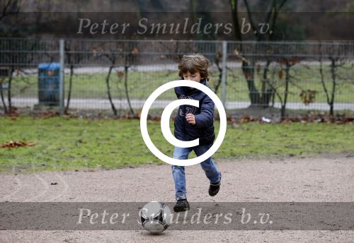 Hamburg 6 januari 2012
Sylvie v d Vaart vertrekt samen met damian en een vriendin met zoontje vanuit hun appartement / huis naar het park om met Damian te voetballen.
Peter Smulders bv