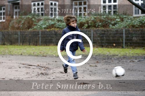 Hamburg 6 januari 2012
Sylvie v d Vaart vertrekt samen met damian en een vriendin met zoontje vanuit hun appartement / huis naar het park om met Damian te voetballen.
Peter Smulders bv