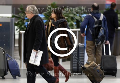 Schiphol 27 december 2012
Youp van t Hek en zijn vrouw Debbie Petter vertrekken vanaf schiphol op vakantie.
Peter Smulders bv