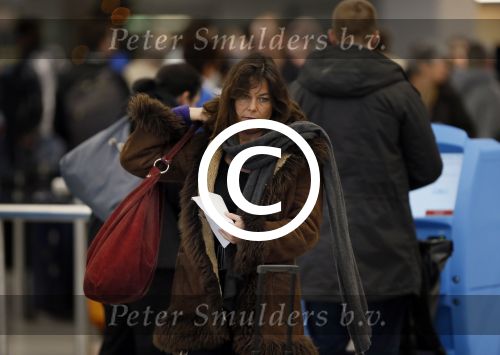 Schiphol 27 december 2012
Youp van t Hek en zijn vrouw Debbie Petter vertrekken vanaf schiphol op vakantie.
Peter Smulders bv