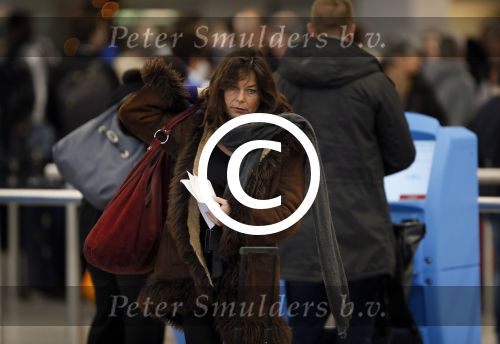 Schiphol 27 december 2012
Youp van t Hek en zijn vrouw Debbie Petter vertrekken vanaf schiphol op vakantie.
Peter Smulders bv