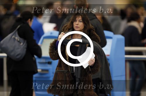 Schiphol 27 december 2012
Youp van t Hek en zijn vrouw Debbie Petter vertrekken vanaf schiphol op vakantie.
Peter Smulders bv