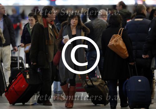 Schiphol 27 december 2012
Youp van t Hek en zijn vrouw Debbie Petter vertrekken vanaf schiphol op vakantie.
Peter Smulders bv
