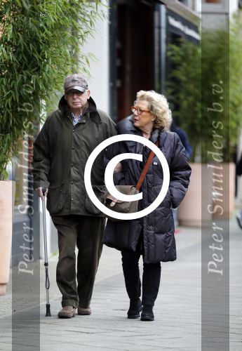 Amsterdam 3 januari 2013
Oud burgemeester Ed v Tijn met zijn vrouw Odette aan het wandelen.
Peter Smulders bv
