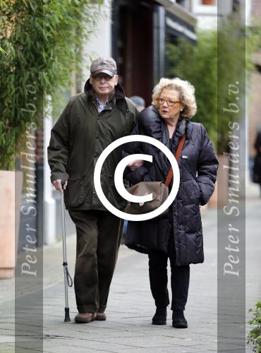 Amsterdam 3 januari 2013
Oud burgemeester Ed v Tijn met zijn vrouw Odette aan het wandelen.
Peter Smulders bv