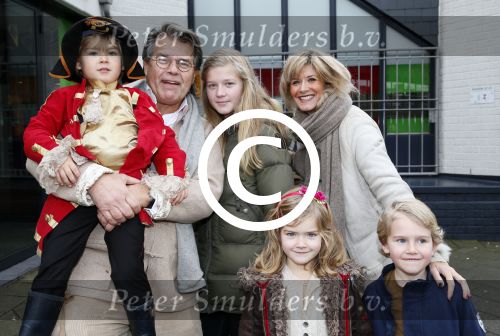 Rotterdam 3 januari 2012
Premiere Piet Piraat in Rotterdam. Emile Ratelband met zijn vrouw Moon en hun kinderen. ( jongetje in blauwe jas is een vriendje)
Peter Smulders bv
