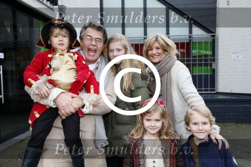Rotterdam 3 januari 2012
Premiere Piet Piraat in Rotterdam. Emile Ratelband met zijn vrouw Moon en hun kinderen. ( jongetje in blauwe jas is een vriendje)
Peter Smulders bv