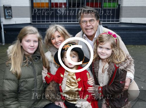 Rotterdam 3 januari 2012
Premiere Piet Piraat in Rotterdam. Emile Ratelband met zijn vrouw Moon en hun kinderen. ( jongetje in blauwe jas is een vriendje)
Peter Smulders bv