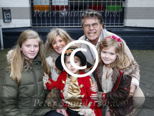 Rotterdam 3 januari 2012
Premiere Piet Piraat in Rotterdam. Emile Ratelband met zijn vrouw Moon en hun kinderen. ( jongetje in blauwe jas is een vriendje)
Peter Smulders bv