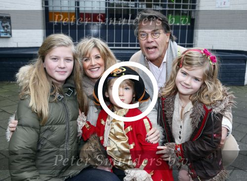 Rotterdam 3 januari 2012
Premiere Piet Piraat in Rotterdam. Emile Ratelband met zijn vrouw Moon en hun kinderen. ( jongetje in blauwe jas is een vriendje)
Peter Smulders bv
