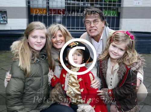 Rotterdam 3 januari 2012
Premiere Piet Piraat in Rotterdam. Emile Ratelband met zijn vrouw Moon en hun kinderen. ( jongetje in blauwe jas is een vriendje)
Peter Smulders bv