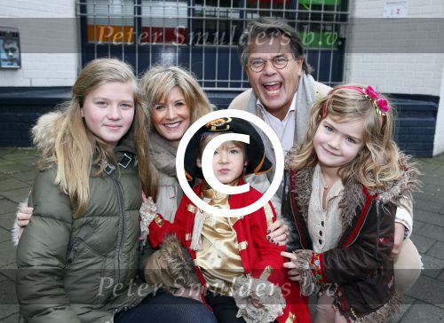 Rotterdam 3 januari 2012
Premiere Piet Piraat in Rotterdam. Emile Ratelband met zijn vrouw Moon en hun kinderen. ( jongetje in blauwe jas is een vriendje)
Peter Smulders bv