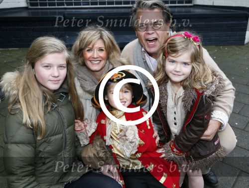 Rotterdam 3 januari 2012
Premiere Piet Piraat in Rotterdam. Emile Ratelband met zijn vrouw Moon en hun kinderen. ( jongetje in blauwe jas is een vriendje)
Peter Smulders bv