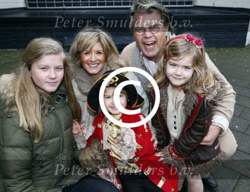 Rotterdam 3 januari 2012
Premiere Piet Piraat in Rotterdam. Emile Ratelband met zijn vrouw Moon en hun kinderen. ( jongetje in blauwe jas is een vriendje)
Peter Smulders bv