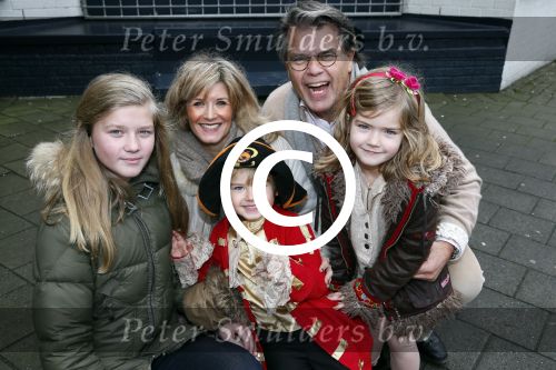 Rotterdam 3 januari 2012
Premiere Piet Piraat in Rotterdam. Emile Ratelband met zijn vrouw Moon en hun kinderen. ( jongetje in blauwe jas is een vriendje)
Peter Smulders bv