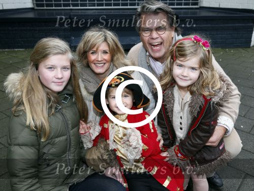 Rotterdam 3 januari 2012
Premiere Piet Piraat in Rotterdam. Emile Ratelband met zijn vrouw Moon en hun kinderen. ( jongetje in blauwe jas is een vriendje)
Peter Smulders bv
