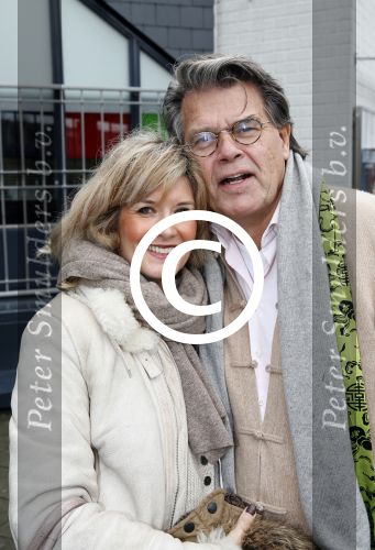 Rotterdam 3 januari 2012
Premiere Piet Piraat in Rotterdam. Emile Ratelband met zijn vrouw Moon en hun kinderen. ( jongetje in blauwe jas is een vriendje)
Peter Smulders bv