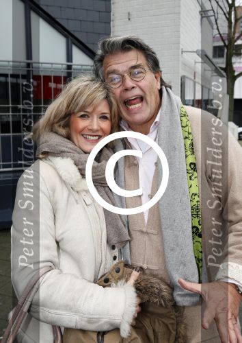 Rotterdam 3 januari 2012
Premiere Piet Piraat in Rotterdam. Emile Ratelband met zijn vrouw Moon en hun kinderen. ( jongetje in blauwe jas is een vriendje)
Peter Smulders bv