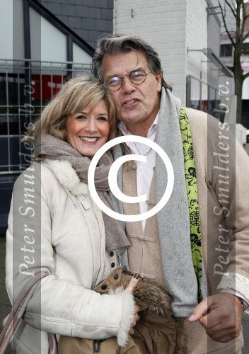 Rotterdam 3 januari 2012
Premiere Piet Piraat in Rotterdam. Emile Ratelband met zijn vrouw Moon en hun kinderen. ( jongetje in blauwe jas is een vriendje)
Peter Smulders bv