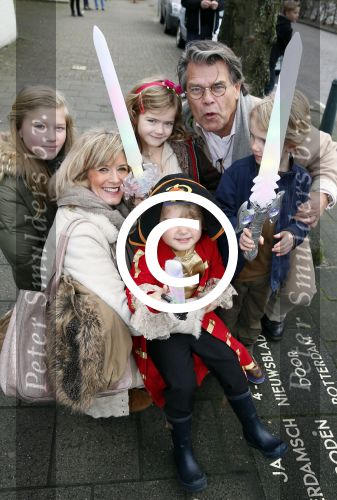 Rotterdam 3 januari 2012
Premiere Piet Piraat in Rotterdam. Emile Ratelband met zijn vrouw Moon en hun kinderen. ( jongetje in blauwe jas is een vriendje)
Peter Smulders bv