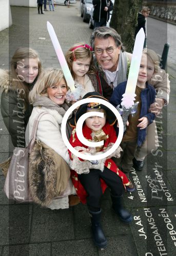 Rotterdam 3 januari 2012
Premiere Piet Piraat in Rotterdam. Emile Ratelband met zijn vrouw Moon en hun kinderen. ( jongetje in blauwe jas is een vriendje)
Peter Smulders bv