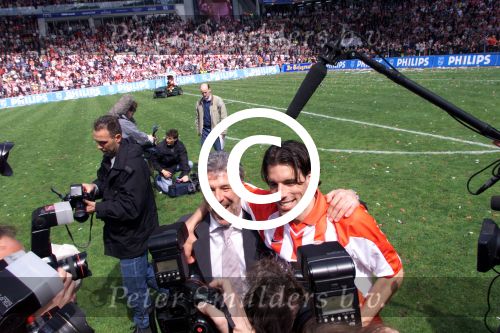Eindhoven 6 mei 2001

PSV-Heerenveen 3-0
PSV landskampioen.
Erik Gerets en Ruud v Nistelrooy

Peter Smulders bv