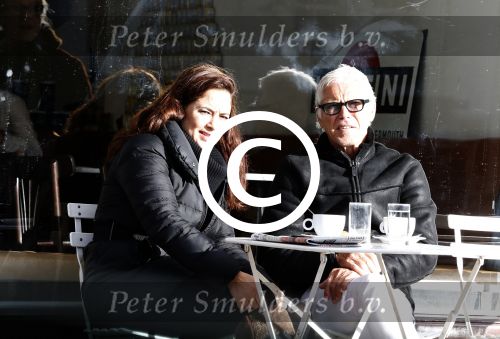 Amsterdam 10 januari 2012
Esmee de la bretonniere op terras met ...
Peter Smulders bv