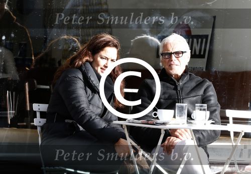 Amsterdam 10 januari 2012
Esmee de la bretonniere op terras met ...
Peter Smulders bv