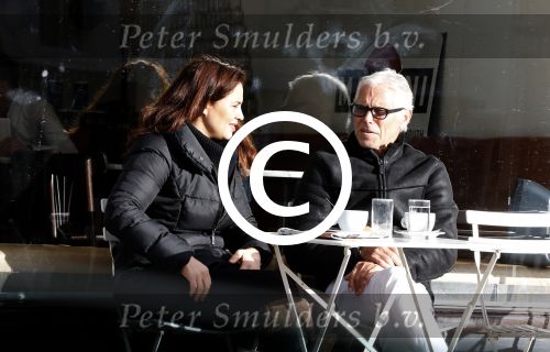 Amsterdam 10 januari 2012
Esmee de la bretonniere op terras met ...
Peter Smulders bv