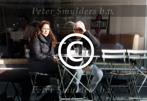 Amsterdam 10 januari 2012
Esmee de la bretonniere op terras met ...
Peter Smulders bv