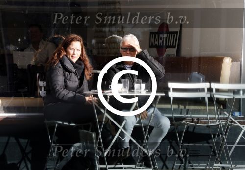 Amsterdam 10 januari 2012
Esmee de la bretonniere op terras met ...
Peter Smulders bv