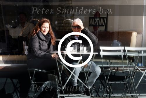 Amsterdam 10 januari 2012
Esmee de la bretonniere op terras met ...
Peter Smulders bv