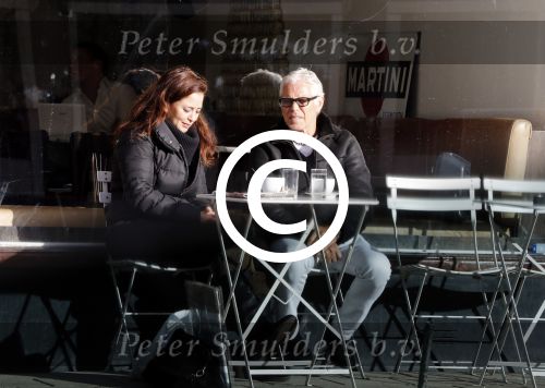Amsterdam 10 januari 2012
Esmee de la bretonniere op terras met ...
Peter Smulders bv